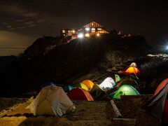 夜のテント場と燕山荘。