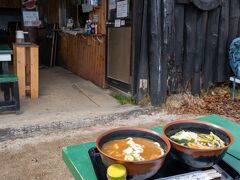 合戦小屋で昼食にうどん。