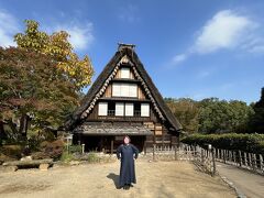 お目当てのそば処【白川郷】
この合掌造りの建物の中でいただきます。