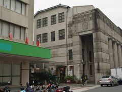 少し歩くと国立台湾博物館土銀展示館が建っている。この建物は日本統治時代の１９２２年に台湾に進出した日本勧業銀行が１９３３年に台北支店として鉄筋コンクリート３階建てで建てたもの。戦後は台湾土地銀行へ移管され国立台湾博物館土銀展示館となった。