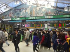 上野駅でJRより地下鉄「日比谷線」に乗り換えます。