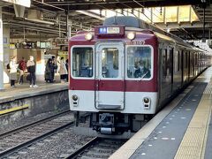 大和八木駅から 8:43 発　近鉄橿原線 橿原神宮前行に乗車。 朝飯は昨日の残り、551の豚まんをチンした。