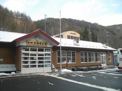 途中、道の駅三田貝分校で休憩。小さな売店がある。峠にあるので、わりと雪が積もっていた。