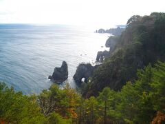 海岸沿いにでると、天気は回復。晴れているが、風が強い。
北山崎で海岸を眺める。奇岩が続く景勝地。海は比較的穏やかだった。