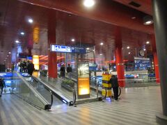 駅の西側の地下に地下鉄C線の「Hlavnii nadrazi」駅があり、地上階から半階登ると（２階）チェコ国鉄の切符売り場や発着案内板、待合ベンチなどがあります。