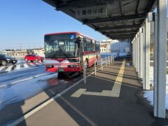 浜頓別13時35分発の稚内ゆきに乗ります。
この路線は当初1989年に廃止された天北線の代替バスとして天北線に沿って走っていましたが、乗客減により宗谷バスの既存路線と統合する形で、宗谷岬経由で走っています。