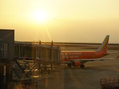 今回の旅の始まりはこちらから♪

朝焼けの神戸空港にやってきました☆彡