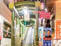海老ワンタン麺を求めて探しましたが、だいたい22時で終わってしまうお店ばかりで早速夕食難民(笑)
空港に美味しいお店があるので、夜着便で来る場合は空港で食べるといいかもしれません。

何洪記 機場店
(+852) 23236690
香港Hong Kong International Airport, Terminal 1, Arrivals Meeters and Greeters Hall, Level 5 
https://tabelog.com/hongkong/A5237/A523701/52000868/


ちなみにこのエスカレーター、香港名物の長～～いエスカレーターの一部です。
坂が凄いので便利ですね(*´▽`*)
それにしても香港のエスカレーターってどこもスピード早っ(¯∇¯٥)