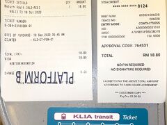 電車（KLIA transit）に乗るため、窓口でKLIA2～プトラジャヤの往復チケット（RM18.80、ICカードで最後に返却）を購入しました。