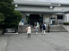 足立美術館につきました。立派な建物です。周囲には、蕎麦屋さんや温泉などがありました。