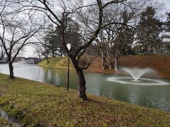 さあて、新庄城址（最上公園）に着きました。
今立ってる地が二の丸でして、噴水の向かいが本丸だそうで。