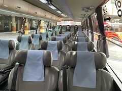 一番に乗り込んでみた。立派なシートです。尹大統領風の運転手さんでした( *´艸｀)バスのWiFiはほぼ使えなかった。