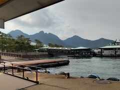 予定では9：57となっていましたが、9：50頃には宮島に到着しました☆
宮島口からの船着き場から少し東側の船着き場です。

帰りは同じ乗り場から、平和記念公園行きの船に乗る予定です。
先に切符買ってる方がいいですか？と聞くと、
今日は満席で乗れない可能性があるからその方がいいとのこと。
そうであるならと、15:20発の切符を買っていきます。

一旦フェリーターミナルに向かい、コインロッカーに荷物を預けます。
その後は足早に表参道商店街へ☆
商店街に入る手前の公園のステージで、今日は神楽をするらしく、お客さんもたくさん集まっていました。
着物の展示などもあって興味深かったのですが、
取り敢えず目指すお店があったので、 
横目でみるだけで素通りしました(。´Д⊂) 