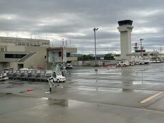 1時間半で高知龍馬空港に到着です。
雨が降っていたようです。

私は2回目の高知。以前はジェットスターで市内観光でした。
↓
https://4travel.jp/travelogue/11436504
（ジェットスター初便で高知ぶらり旅①）
https://4travel.jp/travelogue/11443354
（ジェットスター初便で高知ぶらり旅②）