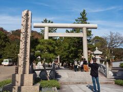 まずはフェリー乗り場近くの元伊勢籠神社に行きます。
伊勢神宮が三重県に鎮座する前、ここに天照大神がいたのだそうです。