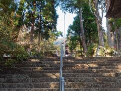 山門前か本殿近くか下車する場所を選べます。
帰りに山門から乗ることにして、本殿近くで下車。
参道が登り階段でちょっとキツイ…。