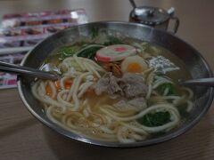 店のメニューを見て、海鮮麺を注文した。