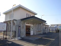 外壁がこの地の名産でもある大谷石でできている南宇都宮駅の駅舎。