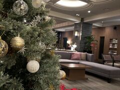 宮島で宿泊先のグランドホテル有もとさん。ロビーには、クリスマスシーズンでもみの木が飾ってありました。