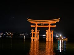 夜の20:30から、宿泊先主催のイベントでライトアップされた厳島神社を見学して来ました。