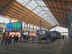 ブダペスト西駅に到着。
自動券売機はいたるところにあるのですが、乗車券を発券できる機械がみつからず。
人に聞こうにも、有人のインフォメーションセンターも見つからず。
こんなに大きい駅なのにそんなことある！？（；∀；）
ブダペスト東駅になら有人のインフォメーションセンターはありそうなので、結局そのまま東駅に行くことにしました。（結局、西駅のどこかにもあったんでしょうか。有識者いらしたら教えてください）