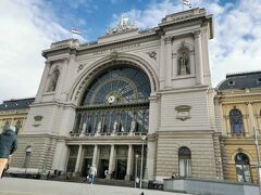 インフォメーションセンターのためだけに東駅に来ました。
銀行の窓口のように、整理券を発行して待つタイプの窓口でした。
どうやら乗車には私が持っているEチケットで事足りるようです。本当かな…。