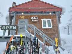 山の中腹にある山小屋カフェで休憩します。