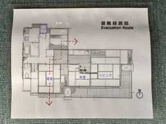 【葵ホテル南禅寺別亭・看月亭】
https://www.kyoto-stay.jp/rooms/kangetsutei/

間取り図（避難経路図）
間取り図は上記サイトでもご覧になれますが，「洗濯・乾燥機」と記載された部分（写真の避難経路図では青い四角で囲んだ部分）は2つ目のトイレになっていて，実際には洗濯機はありませんでした。二階にも7.5畳の和室があります。