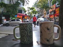 Lam Coffee & Tea

前日と同じお店で休憩
体力が衰えてきたので無理をせずに
少し歩いてはカフェで休憩しながら街歩きを続けます

Lotus Tea 30,000d
Jasmine 30,000d

旧市街は色んなものがカットインしてくるので
撮れ高には困らないですね