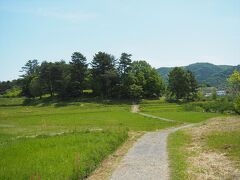 鳶尾塚古墳から近い吉備路風土記の丘県立自然公園に移動して来ました。散策しますが、最初はこうもり塚古墳へ。
