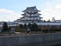 【尼崎城】

庄下川沿いに進み、阪神電車の高架を抜けると堂々たる天守が見えてきました。
旧ミドリ電化（現エディオン傘下）創業者の安保詮様が私財10億円以上を投じて天守を再建した上で尼崎市に寄贈。