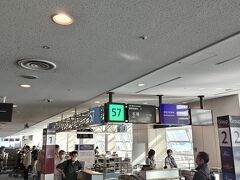 まずは羽田空港から石垣へ☆
到着地の天候は晴れ、気温は27℃。

着ていた長袖、コートを荷物の奥に追いやり、羽田空港から半袖仕様に着替えて飛行機へ。笑