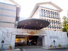 熊本空港からレンタカーで本日のお宿「ホテル高千穂」に到着。道を間違え少し時間をロスしてしまう。