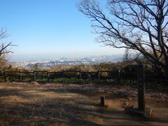 大丸山山頂に到着。階段上りは2分位なので
できればここまで来た方が良いと思います。
標高156.8ｍですが、横浜市内にある山として最高峰なのかな。
