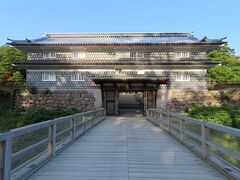 尾山神社の奥に新たに復元された鼠多門。橋の下を通るのは朝に通ったお堀通り。タイムスタンプ17:15