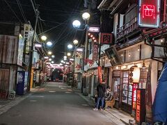 この時すでに夜7時近いのですがまだ営業していた肉屋さん「肉のかなおか」さんでコロッケを