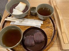 浜松で餃子食べて、このあとどうしようかって相談して名古屋に行ってみることにしました。それはね、岐阜や京都や大阪はバスやホテルが取れなかったから。でも名古屋のホテルは取れたのでした。
JR名古屋の高島屋の赤福で休憩です。赤福の甘味処を見たとたん、伊勢神宮で食べた赤福が美味しかったのを思い出して食べたくなって♪ 　さっき山ほど餃子を食べたのに、甘いものは別腹。