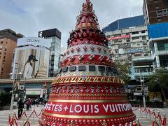 翌日は九份へ観光に出かけました。
google mapで調べるとMRT松山駅からバスに乗る経路が示されますが、MRT忠孝復興駅でバス1062に乗り換えました。この方がバスの始発駅なので初心者向けで、何かと良いと思います。

MRT忠孝復興駅前のSOGOの前にはルイヴィトンのクリスマスツリー