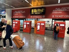 空港から電車のサインを目印に進んでいくと自動券売機とカウンターがあります。

自動券売機は細かいお釣りが出ないので、現金を崩したい場合は奥のカウンターで買ってもいいかもです。