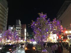 再び地下鉄で御堂筋イルミネーションを観に来ました。
なんば駅から地上に顔を出します。

札幌も、そろそろホワイトイルミネーションが始まる頃です。
大通公園も、いろいろなイベントで出店もにぎやかなはずです。