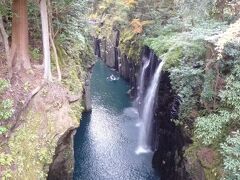 橋の上らか「真名井の滝」を見物。
日本の滝百選に選ばれるだけあって見応えがあります。