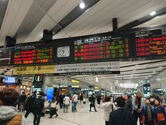 新大阪着10:30

予想通り新幹線は満席。