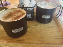 9/27 早朝3時過ぎ、トビリシ国際空港に到着。入国審査、荷物受け取り後、ジョージアのラリへの両替とSIMカード購入をしました。早朝でも両替所やSIM販売ブースはオープンしています。
SIMカードはジョージア国内通話・ネットフリーで60ラリ。タクシーアプリを使用するかもだったので、通話付きのSIMにしました。
空港では、タクシーのおじさんやお兄さんにしつこく声をかけられますが、事前に日本で覚えてきた「要らない（アルミンダ）」というジョージア語が役立ち、皆あきらめていきました（微笑）。
市内行き路線バスの始発バスが来るまで、空港のカフェで時間待ち。SIMの設定も特段問題なく。
トビリシでの宿は自由広場の近くに予約していたので、広場までバスで向かいました。個人宅の一部屋を宿としているところで、そこに大きな荷物を預けて、今日はトビリシから半日観光できそうな近郊ムツヘタへ。
