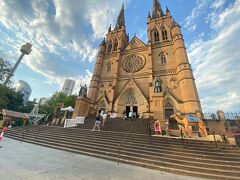 滞在先は、ヒルトンシドニー。
チェックイン後、少し涼しくなってから、シドニー街歩きを再開します。

「セント・メアリー大聖堂」へ。
シドニーにあるカトリックのゴシック・リヴァイヴァル建築の大聖堂。

中は撮影禁止。


