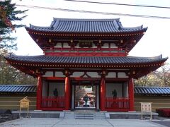 蓼科山聖光寺
https://iweb.ne.jp/syokoji/
蓼科湖周辺にあった中山開拓地の開拓民児童のために旧北山村時代に設置された茅野市立北山小学校蓼科分校跡地を転用し、昭和45(1970)年、トヨタ自動車を始めとするトヨタグループが施主として建立した寺院です。同年7月9日に薬師寺より長老・橋本凝胤を迎え開眼法要を行いました。
「交通安全の祈願」「交通事故犠牲者の慰霊」「負傷者の早期社会復帰」を三大寺命としており、毎年7月の夏季大祭には必ずトヨタグループの首脳陣が集まり交通安全を祈願しています。
奈良・薬師寺の別院です