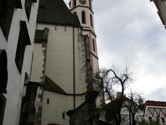 お腹が満足したので、のんびり街歩きを再開します。
まず、聖ヴィート教会（Kostel svateho Víta）を見学しましょう。