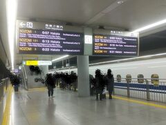 ６時前の品川駅。始発のぞみ号に乗車。京都まで向かう。
品川発の時点で自由席はほぼ埋まり、次の新横浜ではデッキに立ち客が、名古屋では多少乗客が入れ替わるも、車内通路まで立ち客が出る混雑ぶりだった。