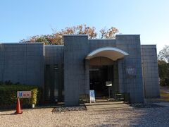 公園内にあるのが夏見廃寺展示館。これを目的に訪れた。
古代寺院の跡で、奈良時代に創建、平安時代には廃寺となったようだ。
館内は撮影禁止。