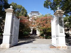 神戸三宮神社から西に15分弱歩いて兵庫県公館の建物を見学に行きます。南門から入ります。