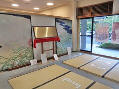 　小倉百人一首の競技かるたが行われる近江勧学館の1階の畳の上にも、かるたが並べられていて、撮影スポットになっていました。